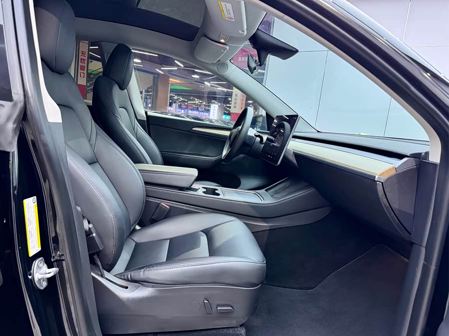 Tesla Model Y 2023 car image #17