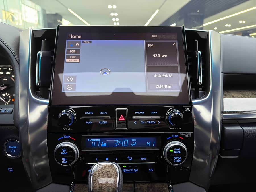 Toyota Alphard 2023 car image #17