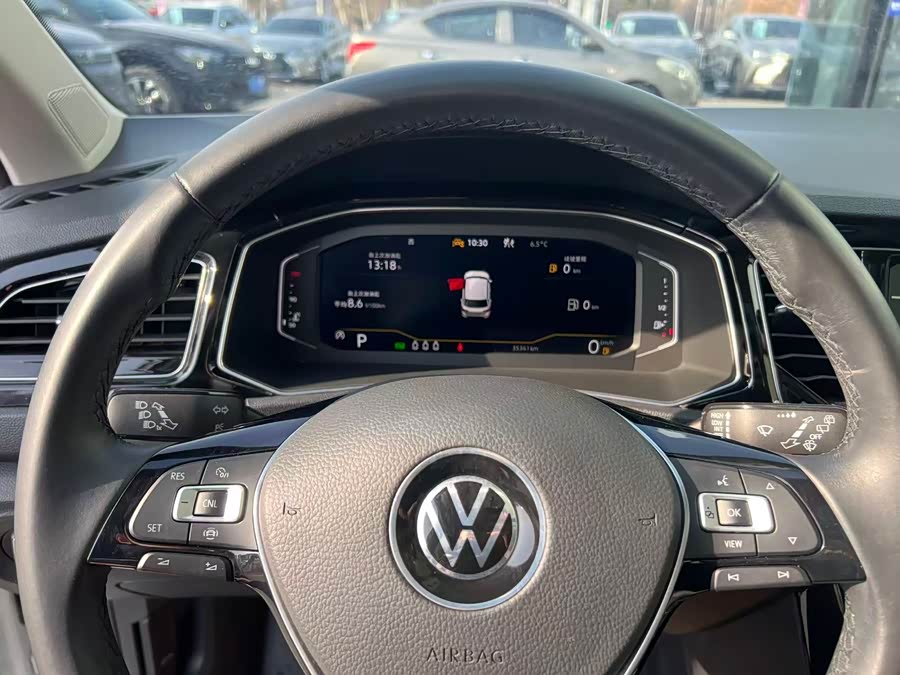 Volkswagen T-Roc 2023 car image #17