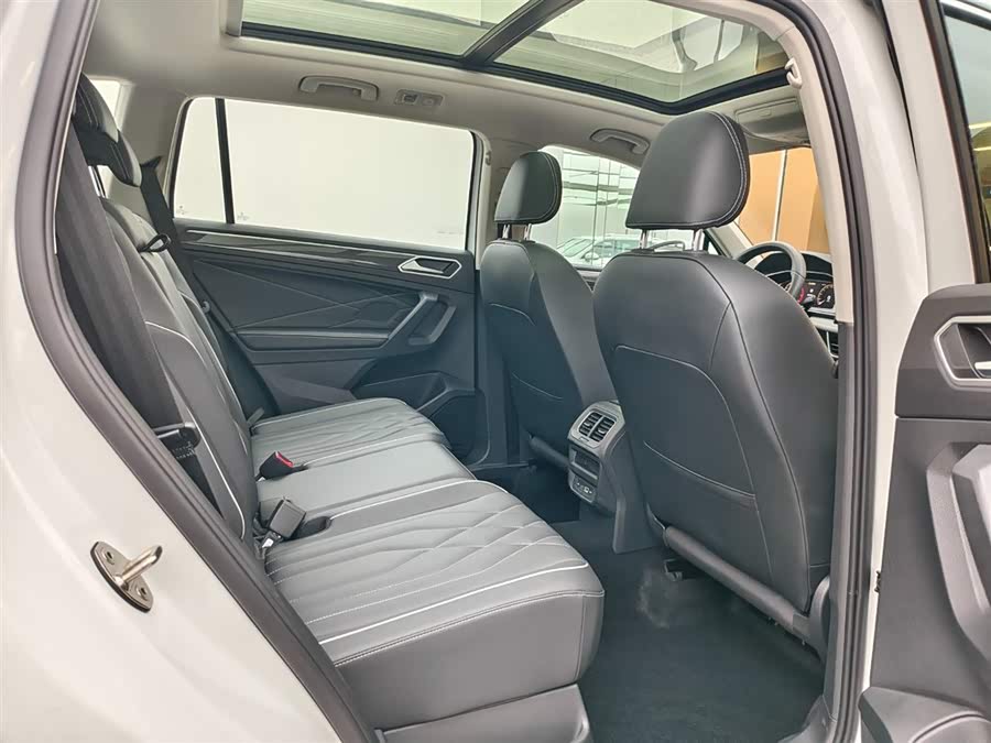 Volkswagen Tiguan L 2024 car image #17