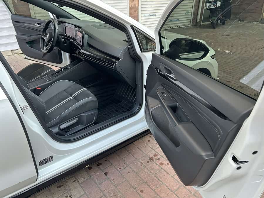 Volkswagen Golf 2022 car image #17