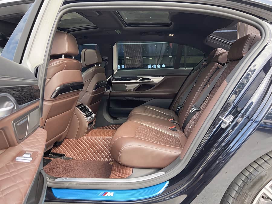 BMW 7 Series 2022 car image #17