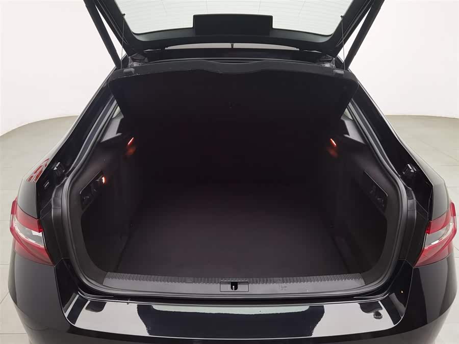 Skoda Superb 2018 car image #17