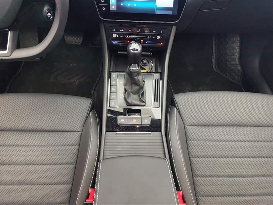 Skoda Superb 2024 car image #17