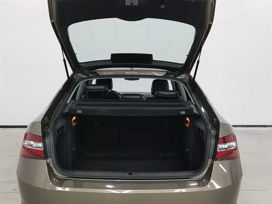 Skoda Superb 2016 car image #17