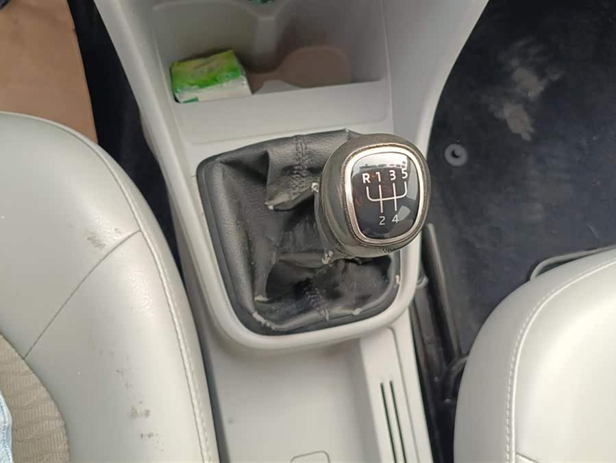 Skoda Rapid 2015 car image #17