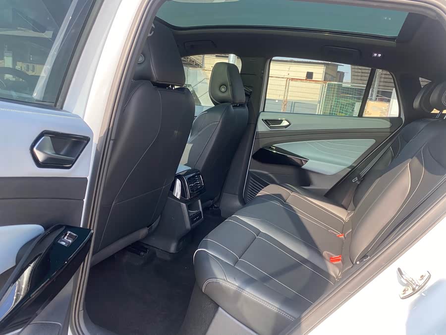 Volkswagen ID.4 X 2022 car image #17