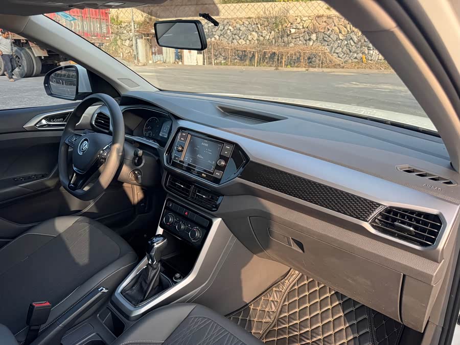 Volkswagen T-Cross 2019 #17 Volkswagen T-Cross 2019 car image #17