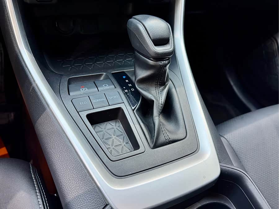 Toyota RAV4 2022 car image #17