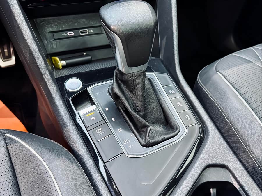 Volkswagen Tiguan L 2023 car image #17