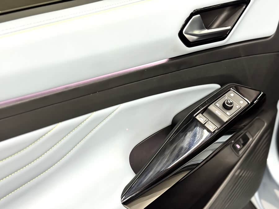 Volkswagen ID.4 X 2023 car image #17