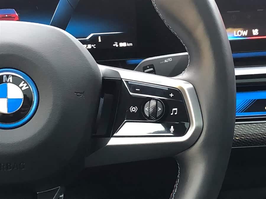 BMW i5 M60 2024 car image #17