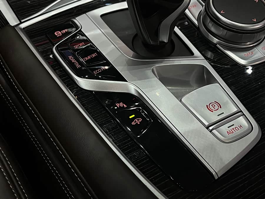 BMW 7 Series 2020 car image #17