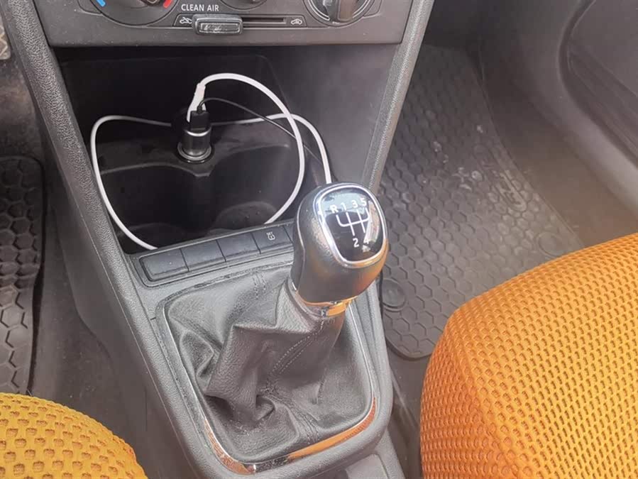 Skoda Rapid 2018 car image #17