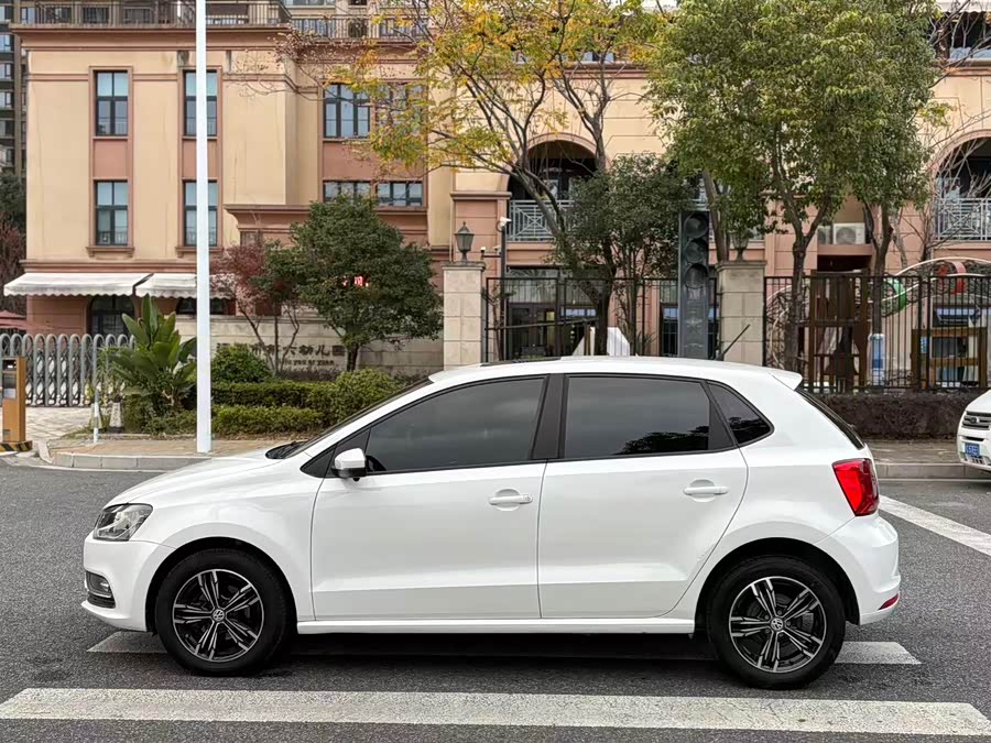 Volkswagen Polo 2016 car image #17