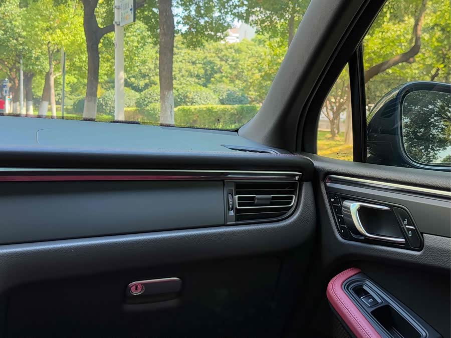 2022 car image #17