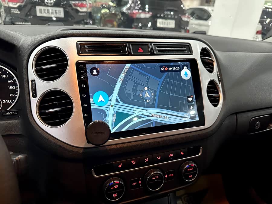 Volkswagen Tiguan 2014 car image #17