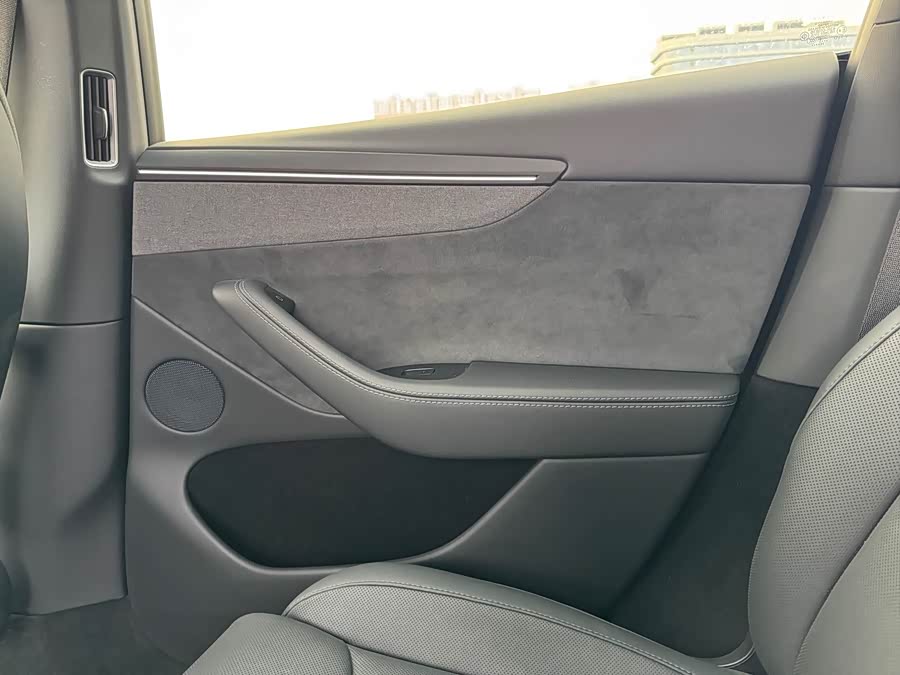 特斯拉 Model Y L 2025 汽车图片 #17