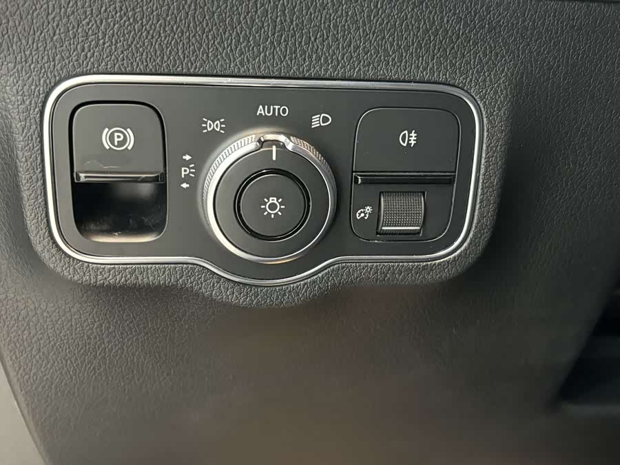 Mercedes-Benz GLB Class 2020 car image #17