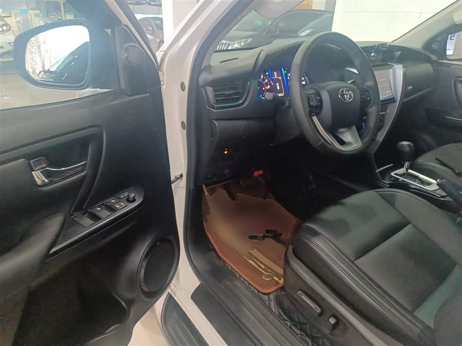 Toyota Fortuner 2019 car image #17