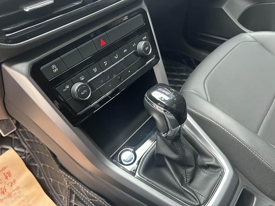Volkswagen T-Cross 2020 #17 Volkswagen T-Cross 2020 car image #17