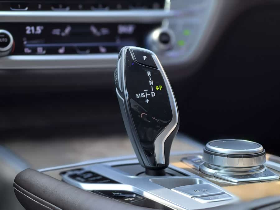 BMW 7 Series 2020 car image #17