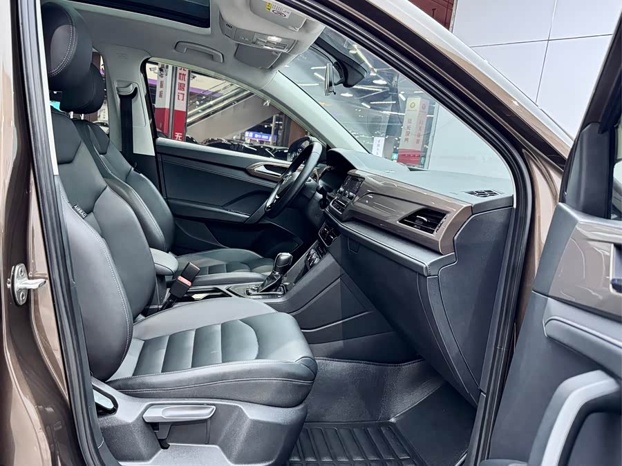 Volkswagen Tharu 2020 car image #17