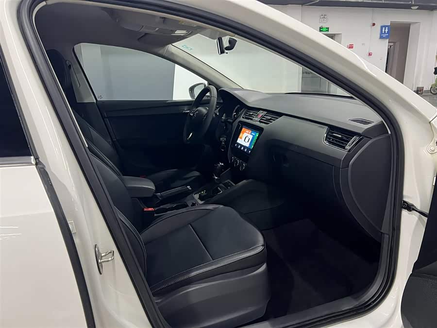 Skoda Octavia 2021 car image #17