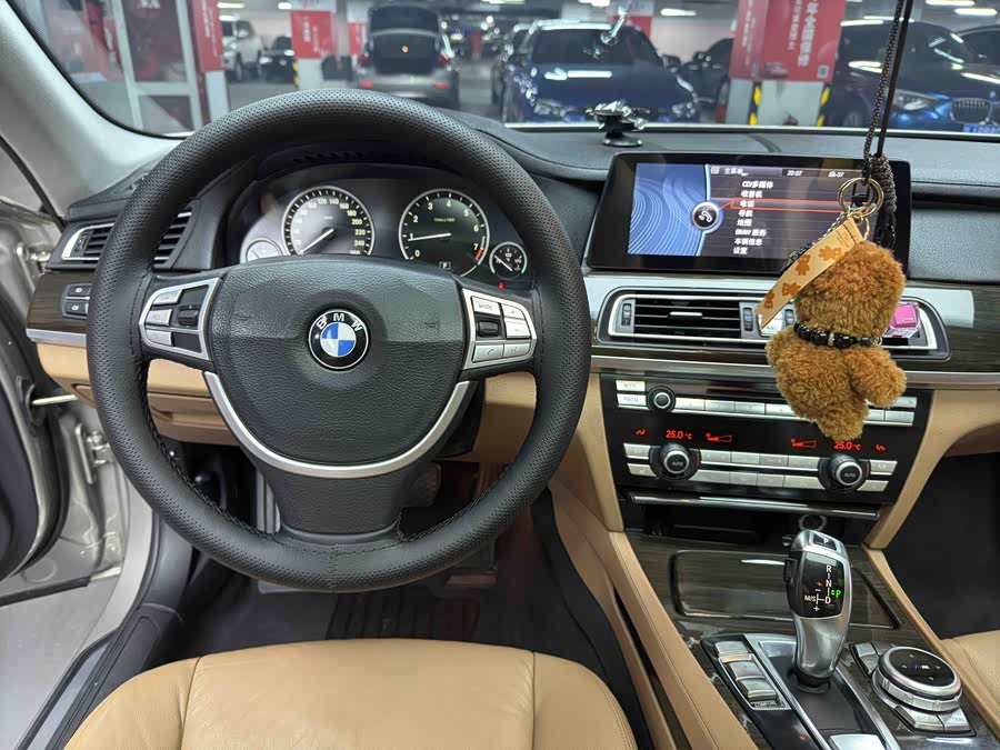 BMW 7 Series 2011 immagine di auto #17