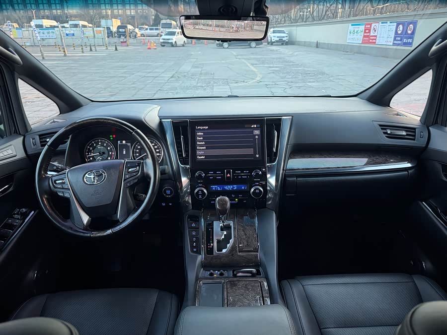 Toyota Alphard 2022 car image #17