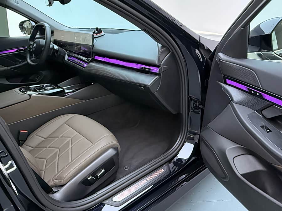 BMW i5 2024 car image #17