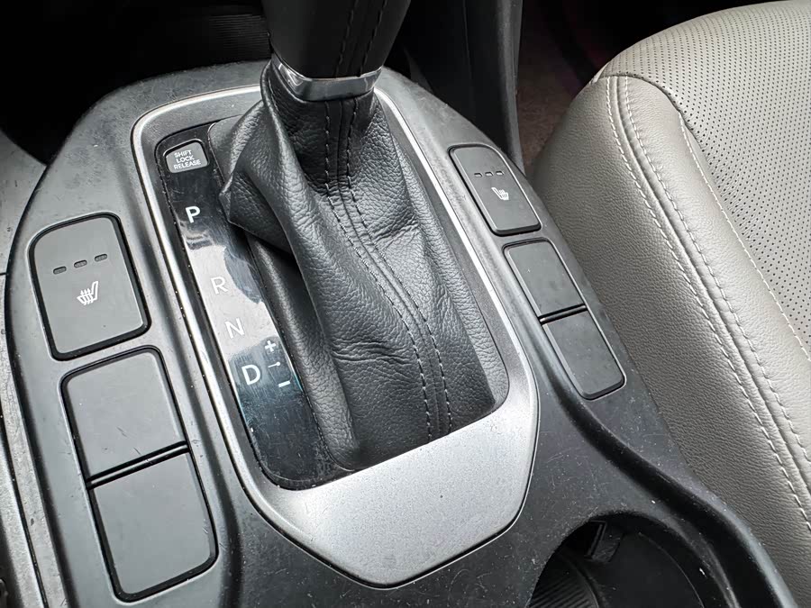 Hyundai Grand Santa Fe 2015 car image #17