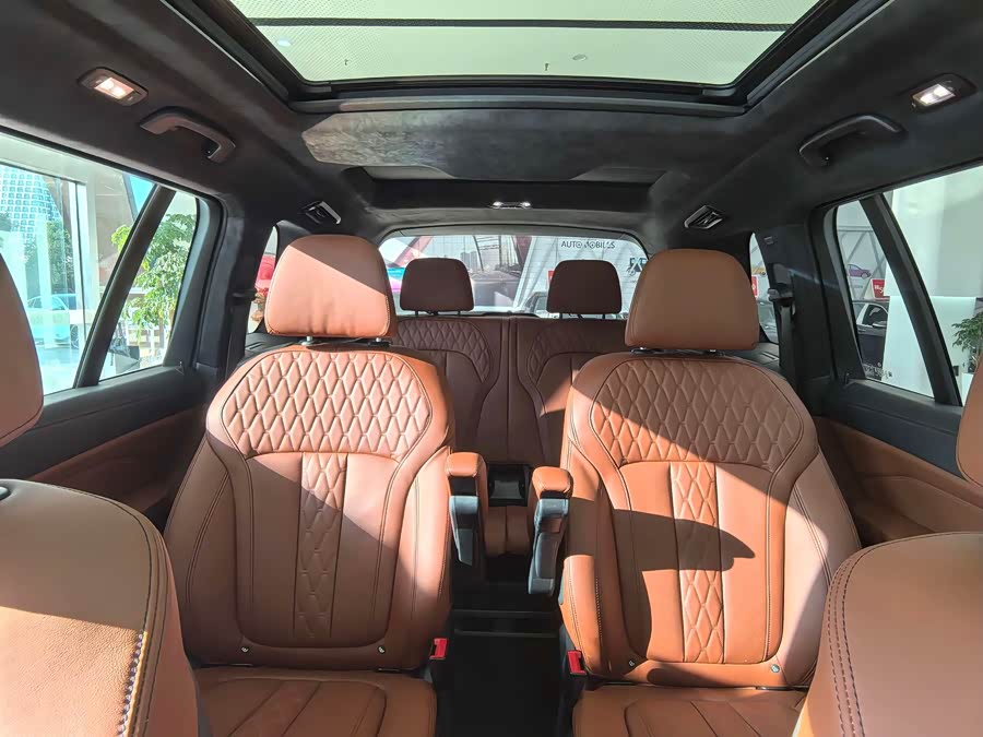 BMW X7 2021 car image #17