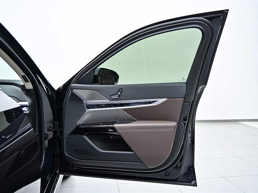 BMW i7 2024 car image #17