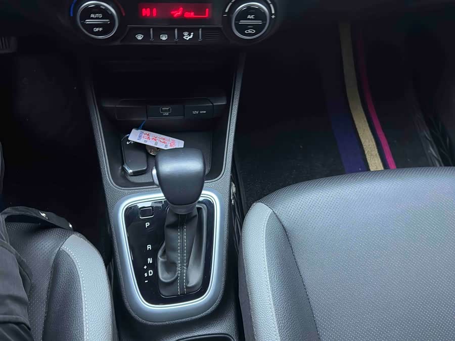 Kia 2021 car image #17