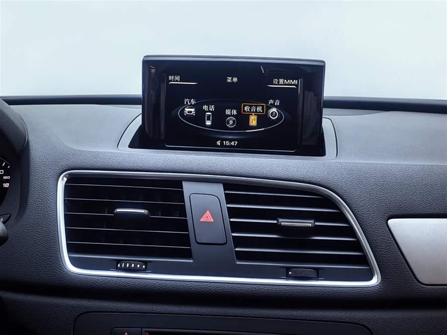 Audi Q3 2015 car image #17