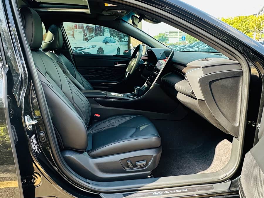 Toyota Avalon 2023 car image #17