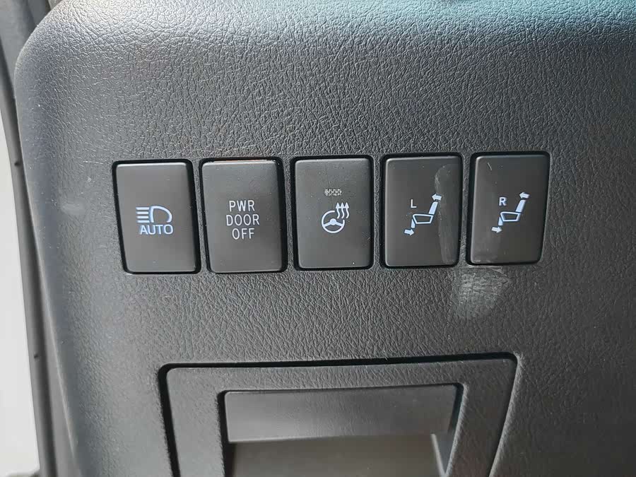 Toyota Alphard 2023 car image #17