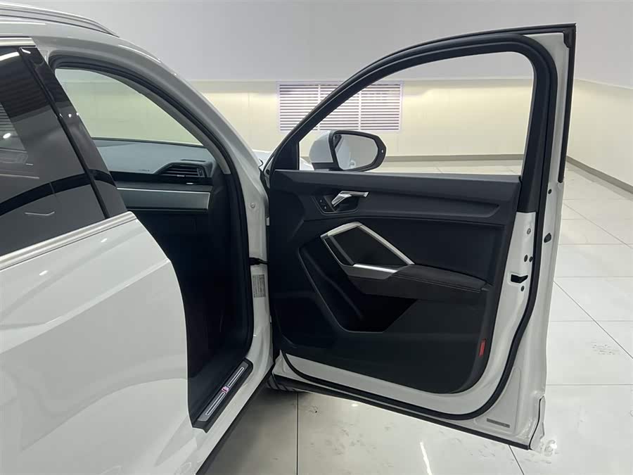 Audi Q3 2021 car image #17