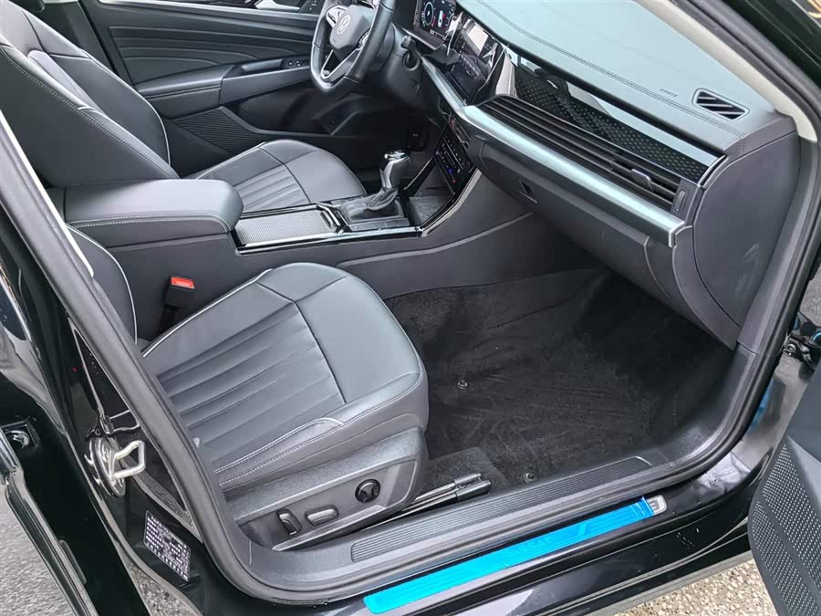 Volkswagen Passat 2023 car image #17