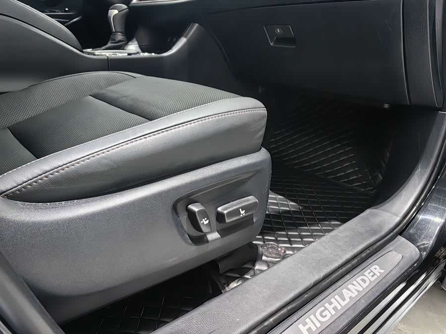 Toyota Highlander 2020 car image #17