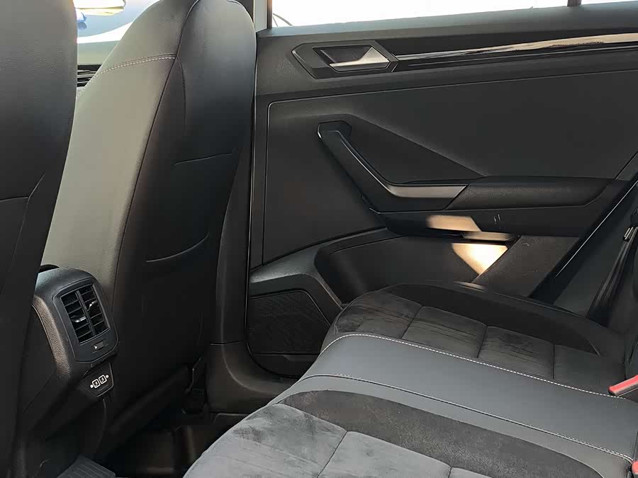Volkswagen T-Roc 2019 car image #17