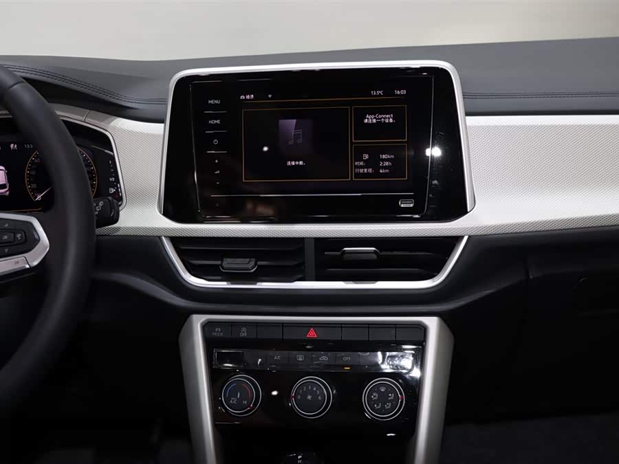 Volkswagen T-Roc 2023 car image #17