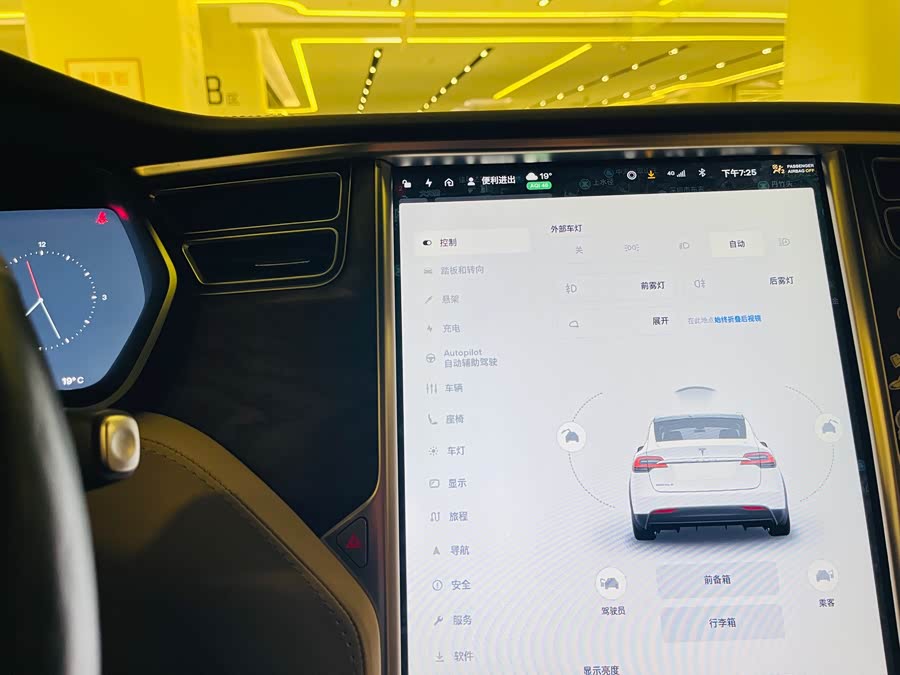 Tesla Model X 2018 car image #17