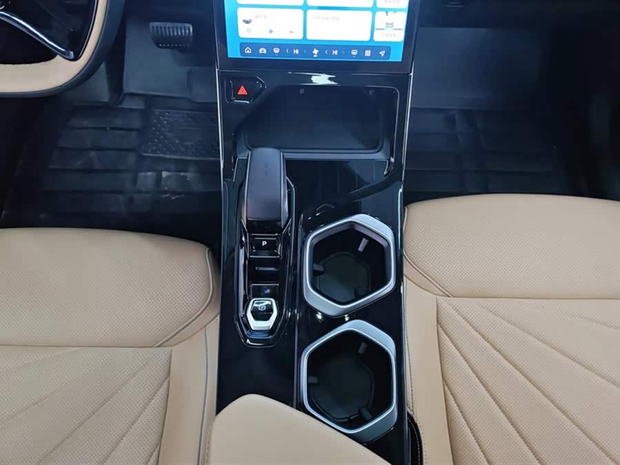 GEELY Boyue L 2023 car image #17