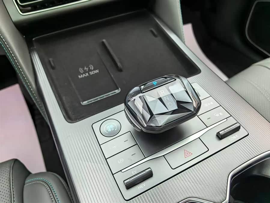 BYD SongL DM-i 2025 #17 BYD SongL DM-i 2025 car image #17