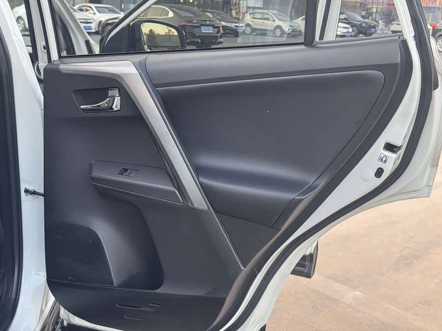 Toyota RAV4 2017 car image #17