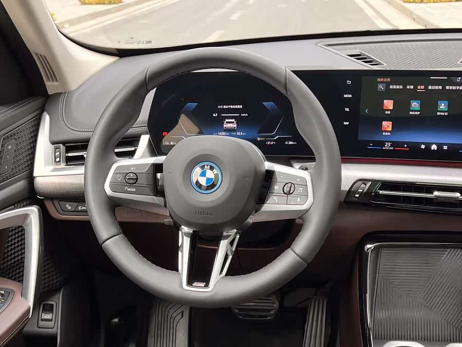 BMW iX1 2025 car image #17