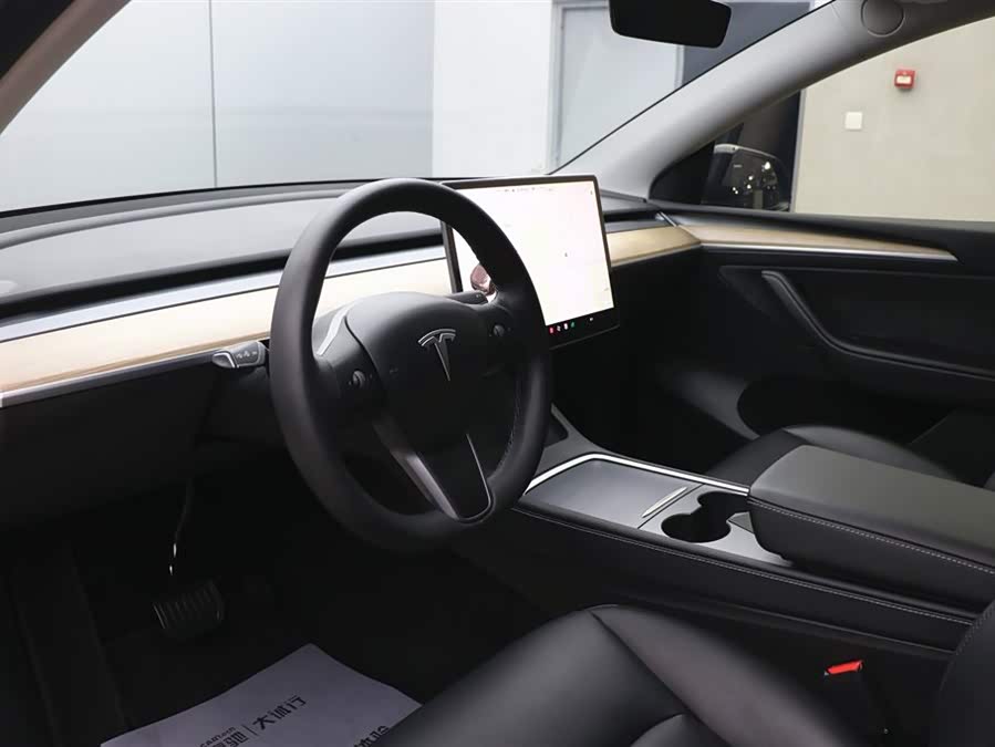 Tesla Model Y 2021 car image #17