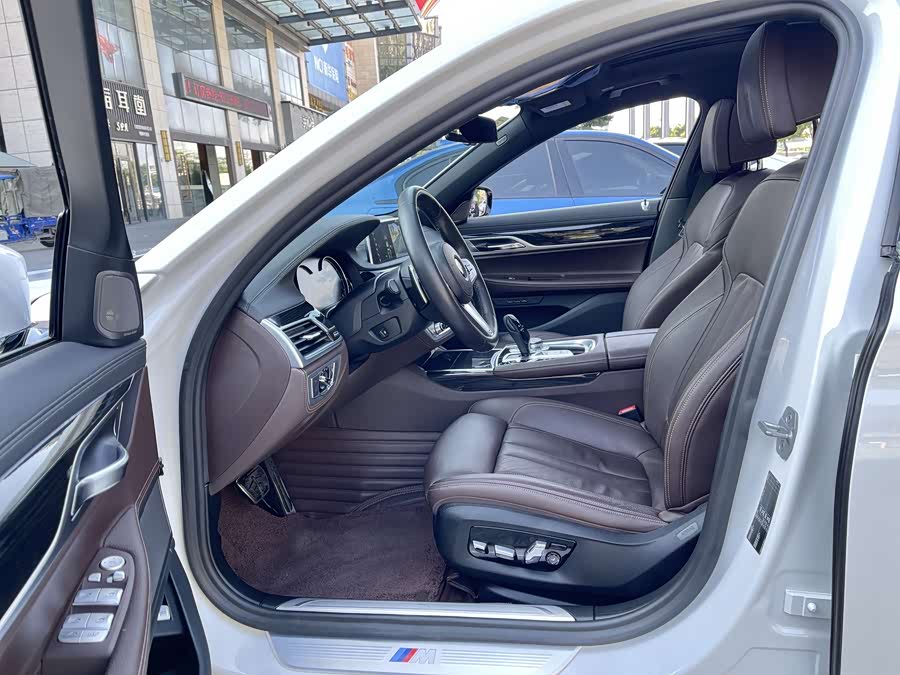BMW 7 Series 2018 car image #17